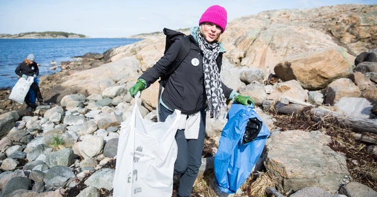 Kusträddare plockar skräp på västkusten
