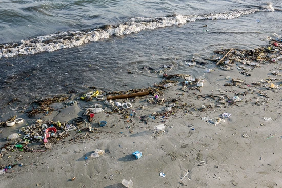 Skräpigt vid stranden