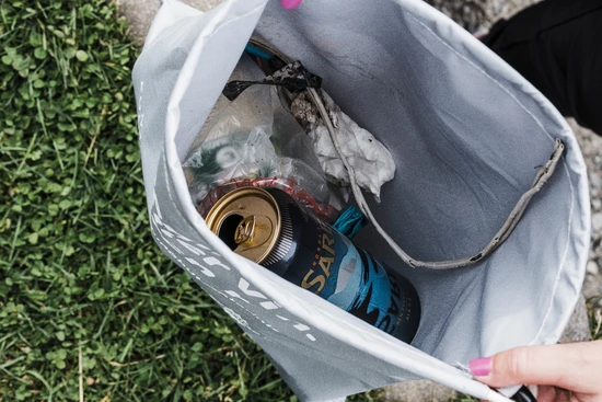 Återanvändbar påse med skräp i. Foto: Darren Hamlin