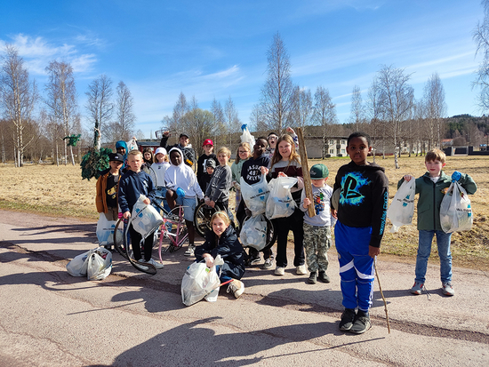 Kyrkbyns skola i Orsa plockar skräp