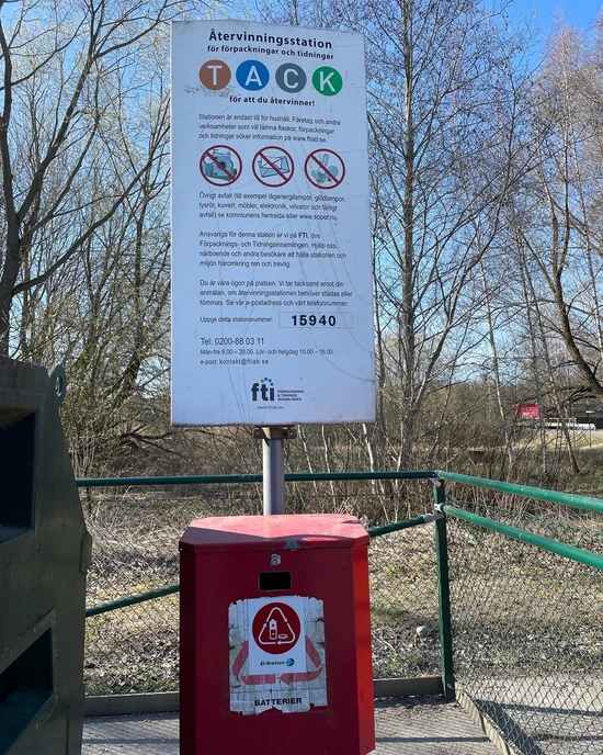 Skylt vid en återvinningsstation