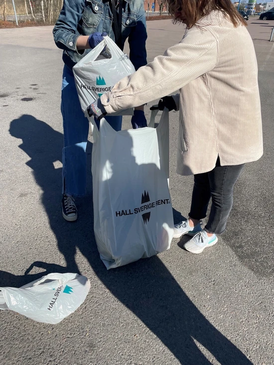 Samarbete skräpplockning