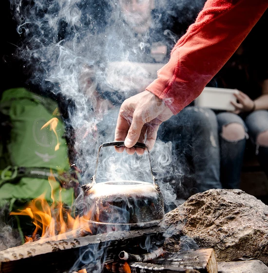 Rastplats, vatten kokas över öppen eld