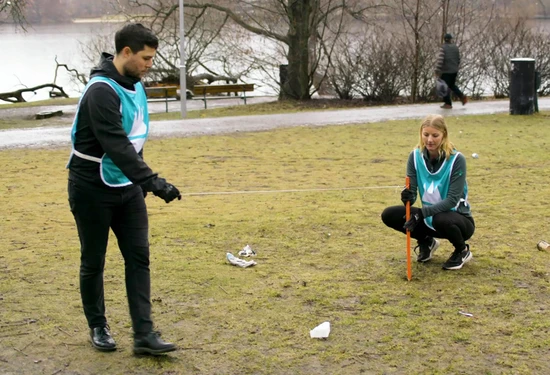 Skräpmätning i park