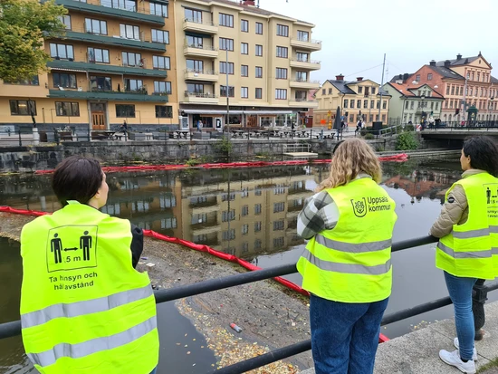 Skräpmätning i Fyrisån i Uppsala. Foto: Uppsala kommun