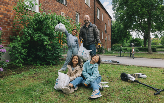 Pappa och barn plockar skräp