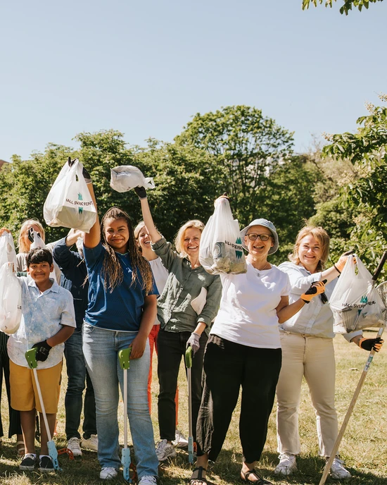 Glada medarbetare med påsar i händerna