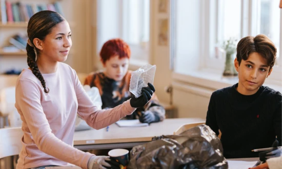 Skolbarn i klassrum undersöker skräp