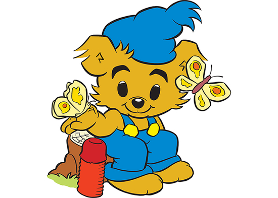 Bamse sitter på en stubbe