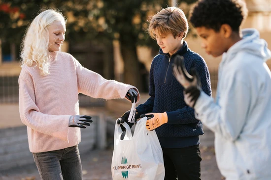 Skolbarn går ut och plockar skräp