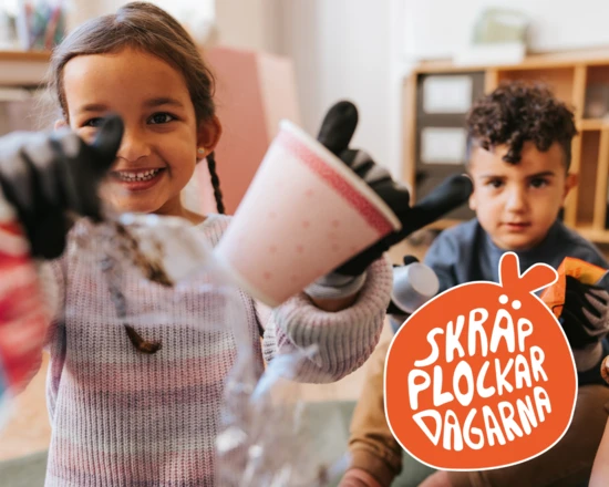 Två förskolebarn visar upp skräp som de hittat