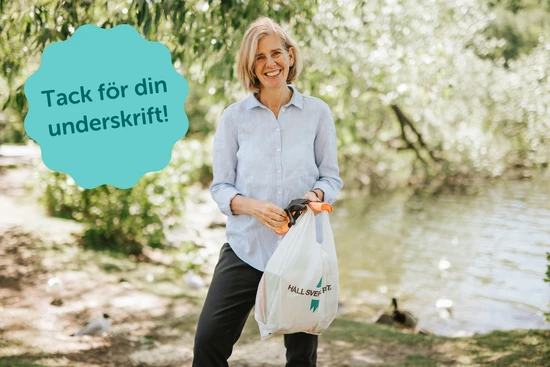 VD Johanna plockar skräp och ser glad ut