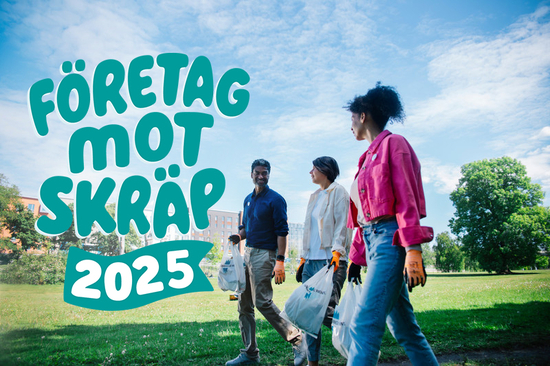 En grupp anställda i ett företag plockar skräp tillsammans