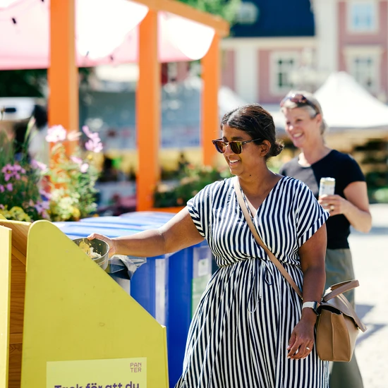 Kvinna sorterar en flergångsmatlåda