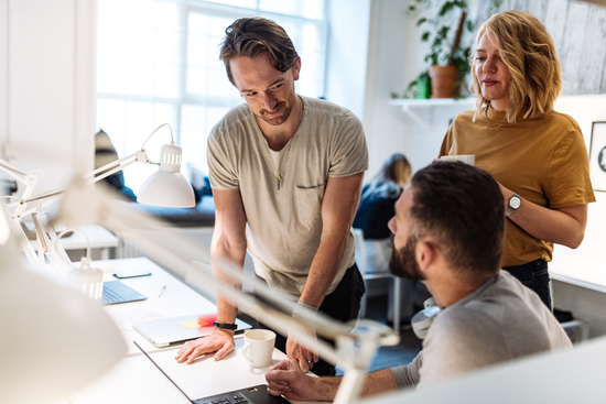 Kollegor vid ett skrivbord