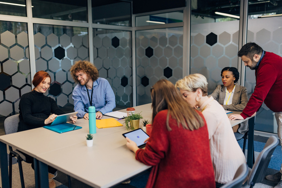 Kollegor diskuterar i ett mötesrum