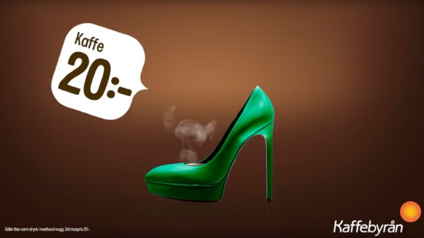 En sko med kaffe i ur Pressbyråns reklamfilm för kafferabatt