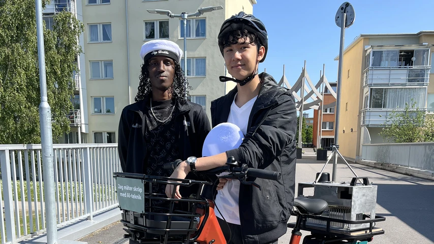 Kaled Buraale (vänster) och Erik Karlsson (höger) är två av de unga sommarjobbare som ska testa den nya AI-tekniken för att mäta skräp.